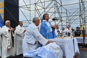Curas villeros encabezaron un festival para promover la visita del Papa: «Francisco es uno de los nuestros»