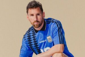 Messi posó con una nueva línea de ropa retro de la Selección argentina