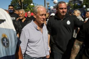 Milei evitó confirmar el pago total del medio aguinaldo a estatales