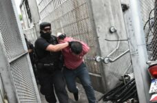 Pullaro mandó a los narcos presos a pabellones de máxima seguridad y los sicarios resisten a los tiros