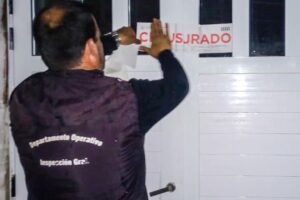 En la noche del sábado , El Municipio ordenó la suspensión todos los eventos masivos por precaución.