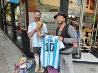 Se presentará la nueva versión de la estatua de Messi en el café «El nuevo Mundial»
