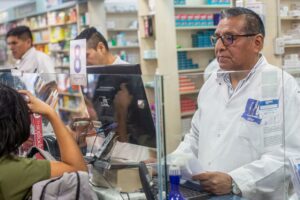 Las farmacias bajarán sus persianas durante una hora e irán a la justicia contra el DNU