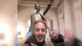 Procesaron con prisión preventiva al militante que le tiró la botella a Milei el día de la asunción