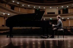 El pianista Román Joubert brindará un concierto de fin de año en el Teatro Colón