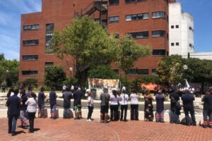 El sindicato de OSSE marchó  y realizó un abrazo simbólico a la empresa