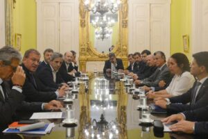 Caputo dijo que la «mitad del déficit está en las provincias» y pidió apoyo a los empresarios