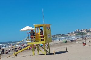 Todos los puestos de Guardavidas de la ciudad amanecieron sin banderas del estado del mar.