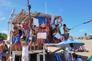 La gente acompañó la protesta de guardavidas en las playas