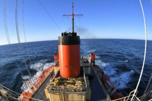 El Irízar, rumbo a la Antártida, homenajeó a los 44 tripulantes del ARA San Juan