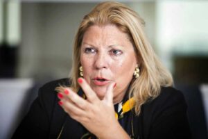 Carrió insistió que la CC no apoyará «en paquete» la ley ómnibus: «Fuera de la Constitución, nada»