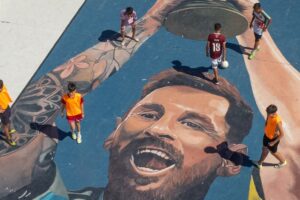 Homenajean al Messi campeón del mundo con un mural gigante en un balneario