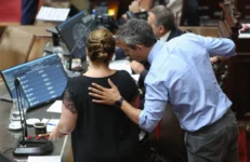 Ley Ómnibus: Diputados pasó a cuarto intermedio y la sesión sigue este viernes