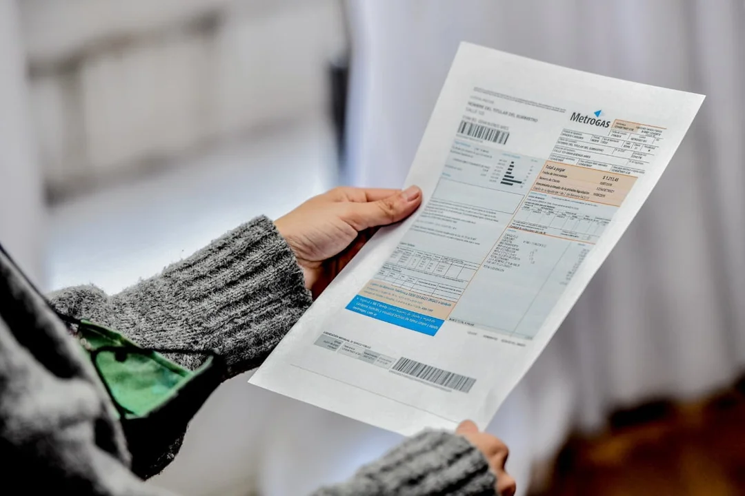 Más recortes de subsidios a luz y gas: estudian quitárselos a quienes tengan motos o autos con antigüedad menor a cinco años