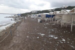 Video: la pleamar alcanzó  la zona de los balnearios