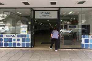 Madre se encadenó a la puerta de IOMA y consiguió que le dieran tratamiento a su hija