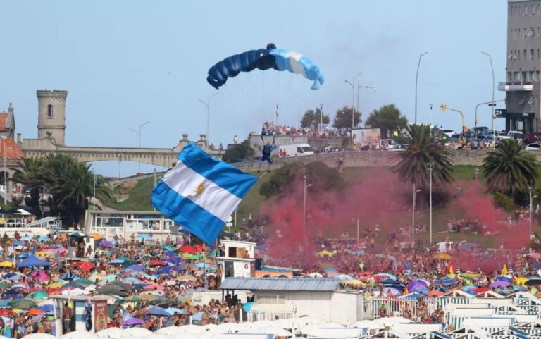 Exhibición aérea y espectáculo de acrobacia por los 150 años de la ciudad