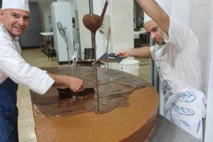 Mar del Plata celebró los 150 años con un alfajor gigante de 600 kilos