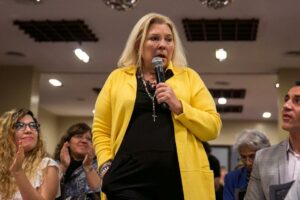 Carrió: «Milei busca el caos para abolir el Estado y va en contra de la Constitución»