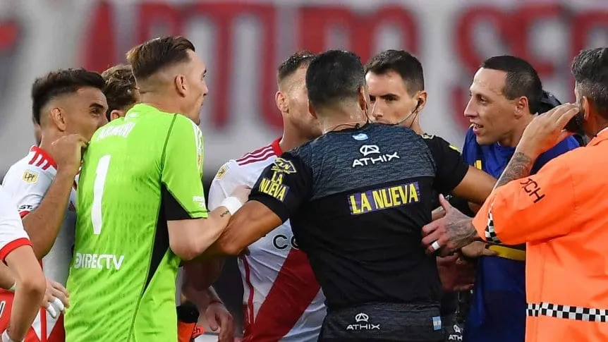 El picante cruce entre Lema y Armani: cortito y «pedazo de cornudo»