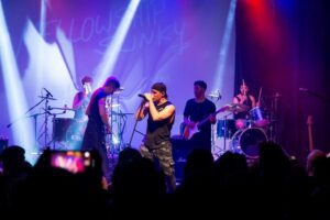 Equinoxio y un show gratuito con todos los hits de Red Hot Chili Peppers