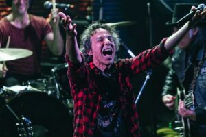 Javier Calamaro y una catarata de hits en el Parque de Mogotes