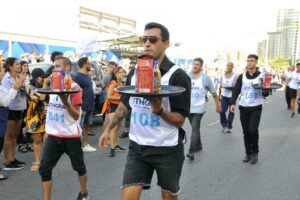 Una maratón de mozos y camareras con mega torta incluida se celebró en Mar del Plata