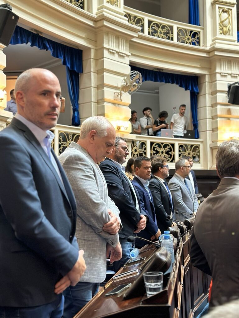 El PRO chicaneó a Kicillof en la Legislatura: “Para pelarse con Milei, a la TV”