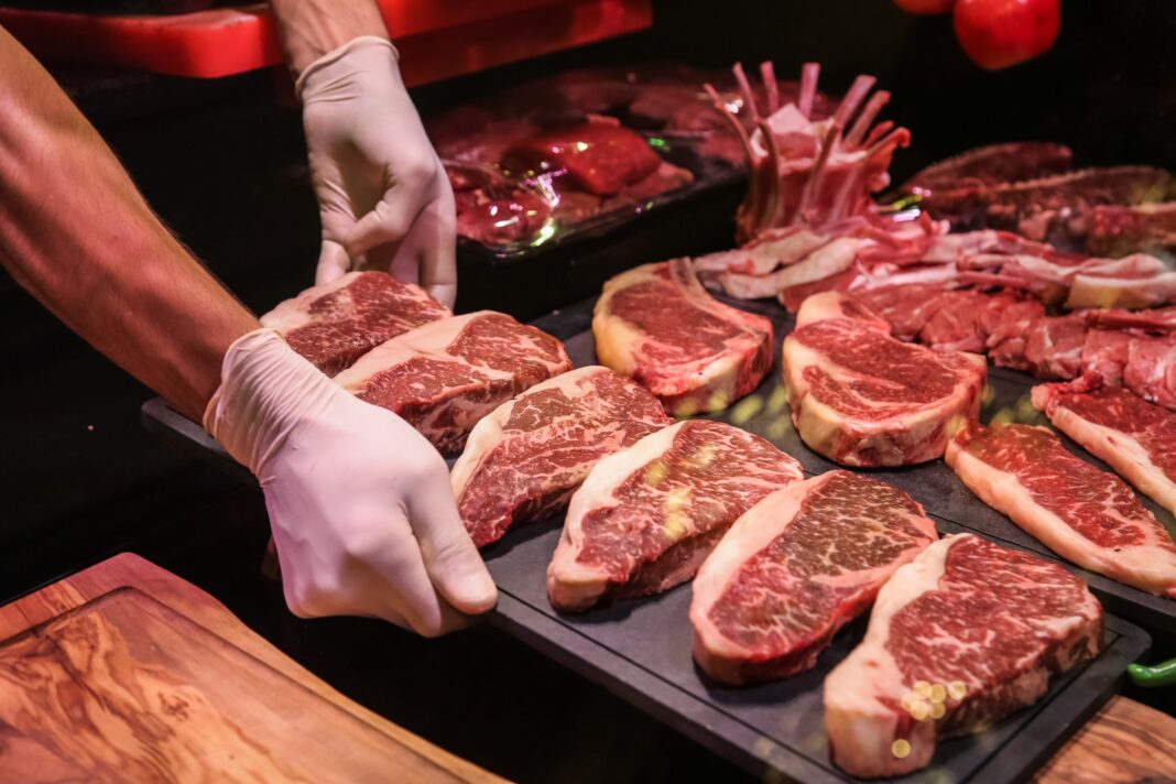 Los salarios promedio caen debajo de la línea de pobreza y se derrumba el consumo de carne