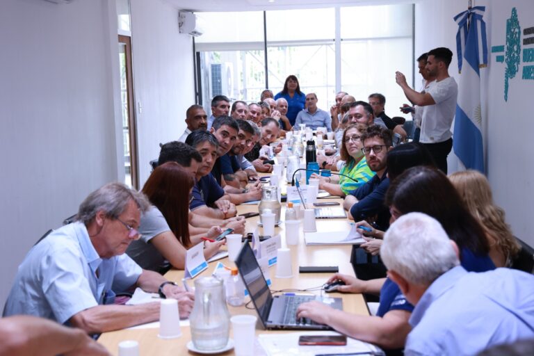 A contrarreloj de la liquidación de salarios, Provincia convocó a estatales y docentes