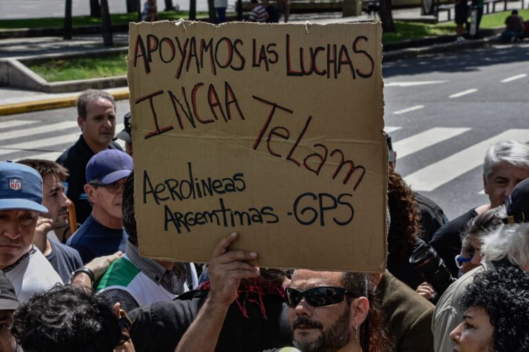 Cierran dos organismos nacionales, echan a 900 empleados y preparan otra ola de despidos