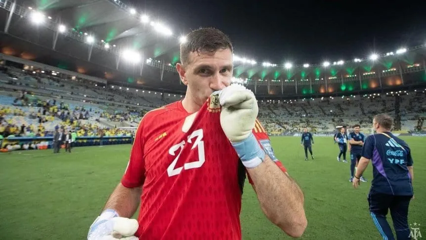 En detalle: el nuevo buzo del Dibu Martínez en la Selección Argentina