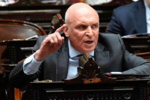 Espert denunció penalmente a Kicillof por no entregar ambulancias a hospitales y municipios