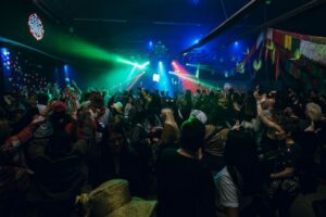 Anuncian una fiesta noventera junto a Grupo Volcán