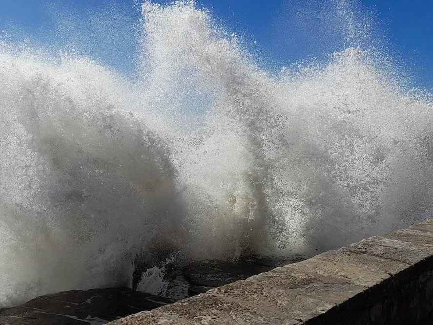 No cede el ciclón extratropical y el mar de fondo causan crecidas en la marea y generan olas de hasta 4 metros