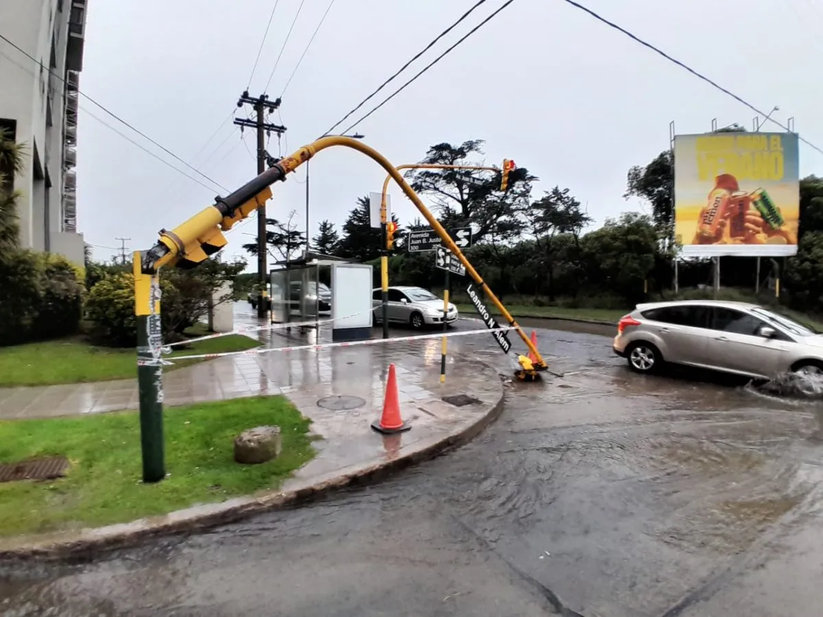 El temporal no impactó fuerte en Mar del Plata pero alcanzó para hacer caer otro semáforo