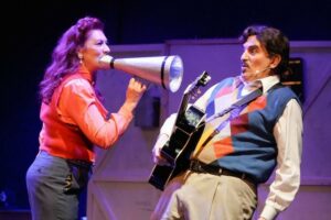 Vuelve a la Sala Payró la comedia “Mucho bardo y pocas nueces”