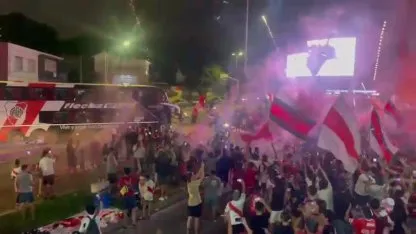 River y Estudiantes de La Plata llegaron a Córdoba luego de una demora en los vuelos