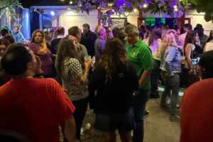 Karaoke, bandas tributos y cervezas artesanales, fin de semana largo en Smith