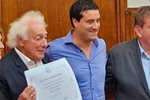 Marina Sánchez Herrero, Guillermo Coppola, Maximiliano Abad y Guillermo Coppola, durante el reconocimiento al Mérito Deportivo que recibió el empresario, intermediario y representante entre otros de Diego Armando Maradona.