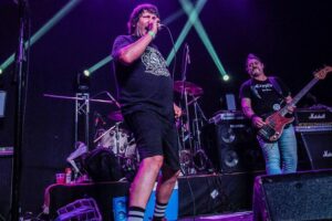 La icónica banda de punk 2 Minutos se presenta en Ciudad Cultural BrewHouse