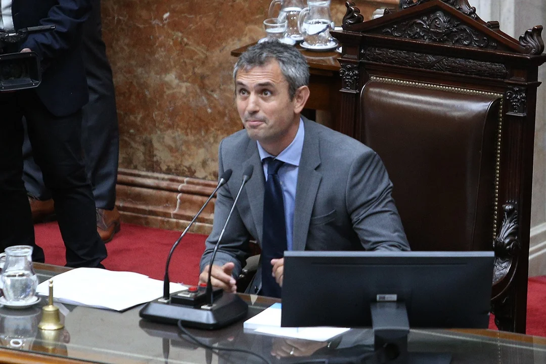 Ley Bases: pese a que el Gobierno se jacta de no negociar, cedió en varios puntos y el «poroteo» lo favorece