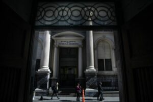 (230814) -- BUENOS AIRES, 14 agosto, 2023 (Xinhua) -- Personas caminan frente a la sede del Banco Central de la República Argentina (BCRA), en la ciudad de Buenos Aires, capital de Argentina, el 14 de agosto de 2023. El BCRA dispuso el lunes un nuevo aumento de 21 puntos porcentuales en la tasa de interés de referencia, que pasó del 97 al 118 por ciento, en medio del aumento de la cotización del dólar oficial. (Xinhua/Martín Zabala) (mz) (rtg) (ah) (ce)