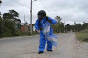 Hartos de los “cráteres”, vecinos de Las Dalias simularon una caminata lunar para denunciar el abandono de las obras de Gandhi