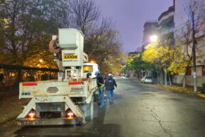 El concejal Agustín Neme junto al EMVIAL, recorrieron obras de repotenciación LED en la Plaza Rocha