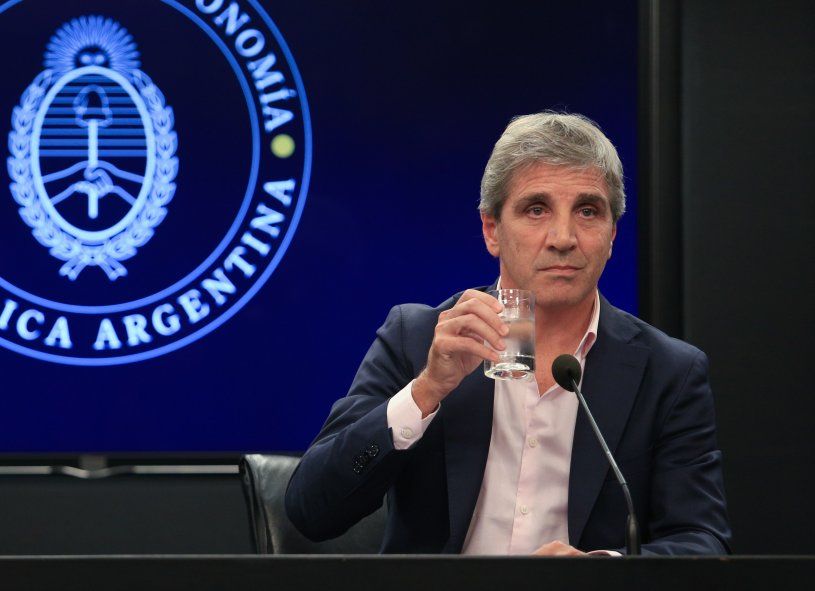 Caputo anunció multas para las prepagas que no retrotraigan los aumentos