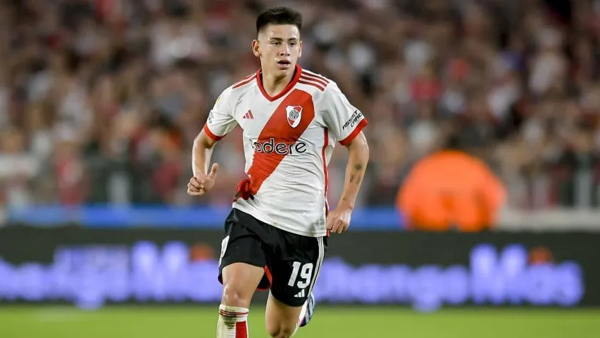 Echeverri puede postergar su partida y River lo aprovecharía