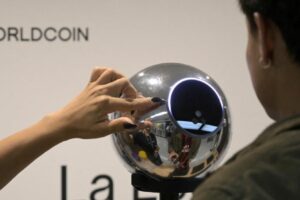 ¿Qué hay detrás de la medida de la Provincia de imputar a la empresa de escaneo de iris Worldcoin?