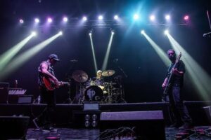 La Mono Trío y Las Manos de Filippi en una noche a puro rock