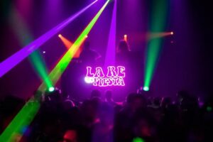 Otra noche con la “Re Fiesta” y todos los temas de la memoria millennial